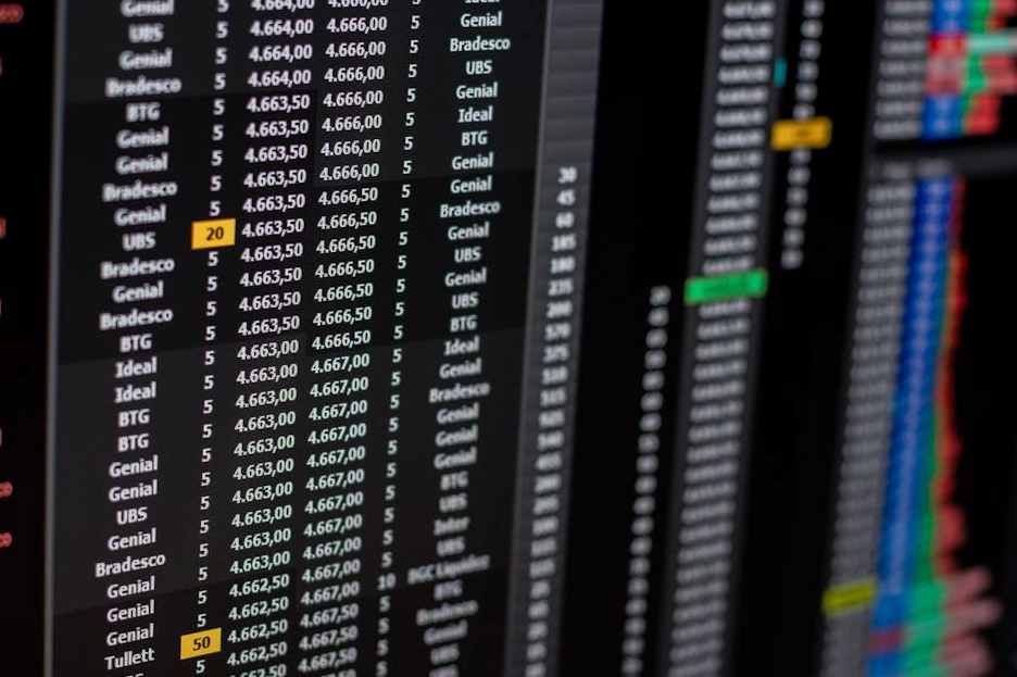 Dashboard analitica futuristica su schermo trasparente